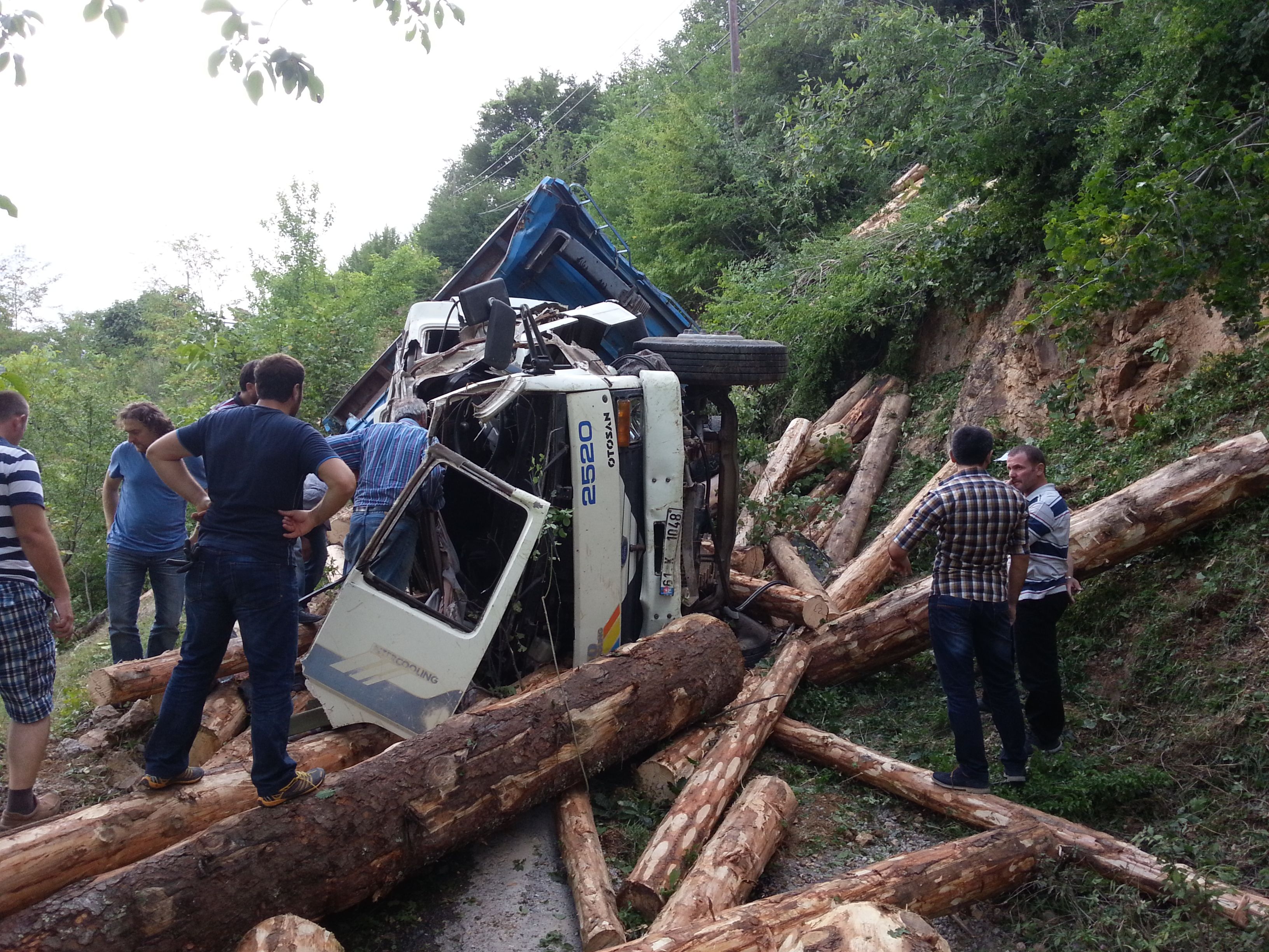 Yukar�k�y de Kamyon Yuvarland� (V�DEO)