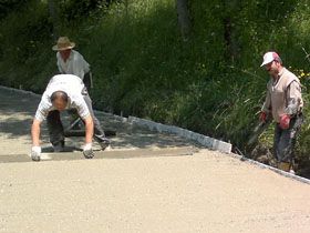 Yukar�k�y' de Yol Betonlama �al��mas�