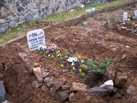 Han�m KURT' un Kabri (FOTO)