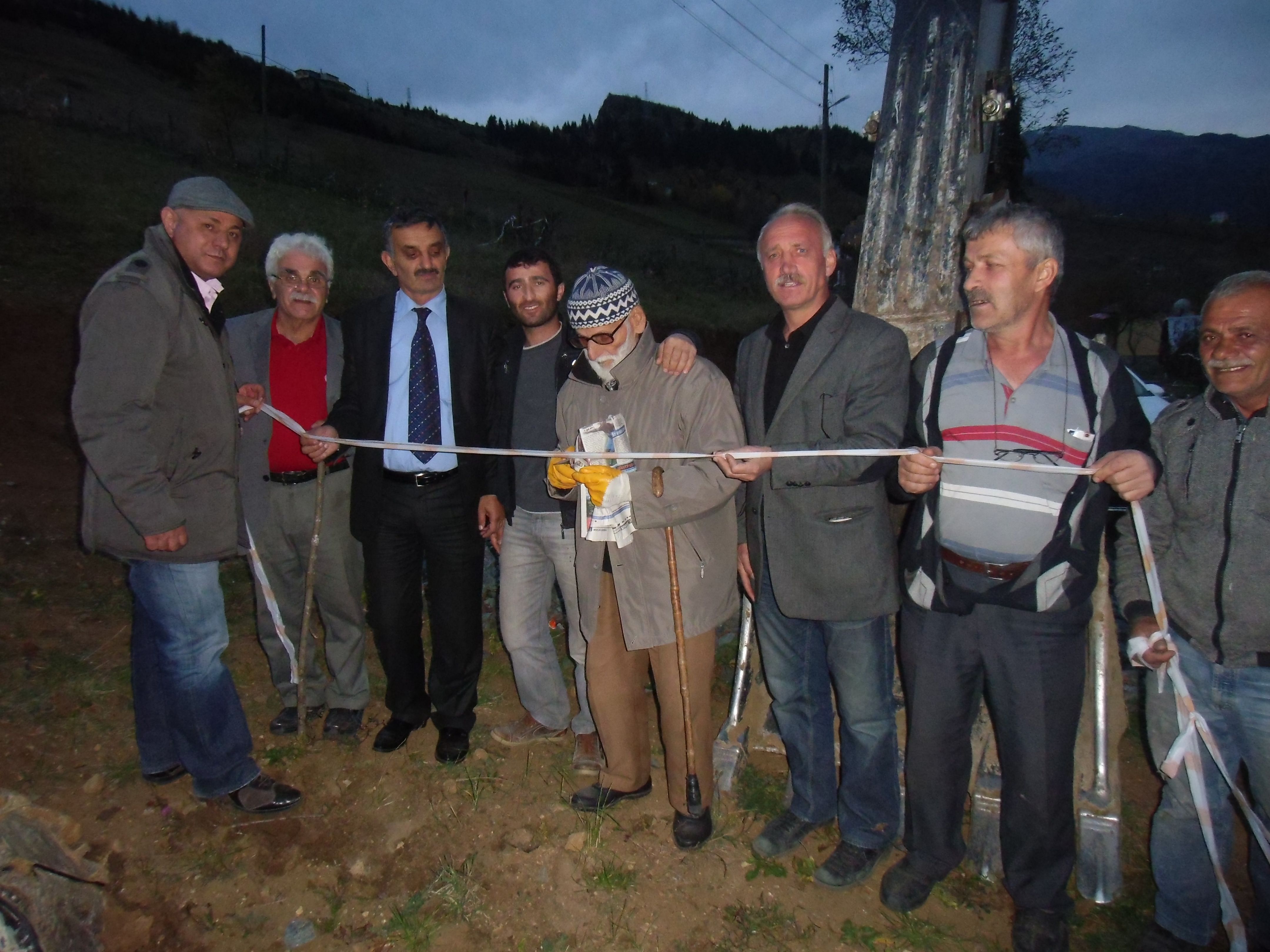 K�y�m�zde Yol A��l��� Yap�ld� (FOTO)